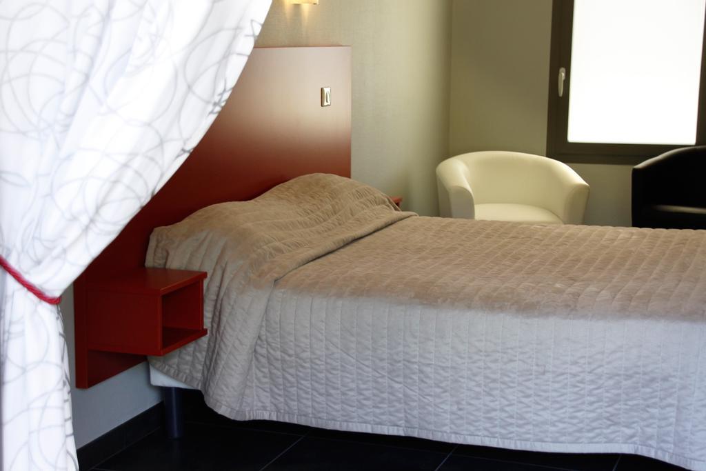 Logis Hotels - Hotel Et Restaurant Le Relais Des Garrigues Grisolles  Exterior foto