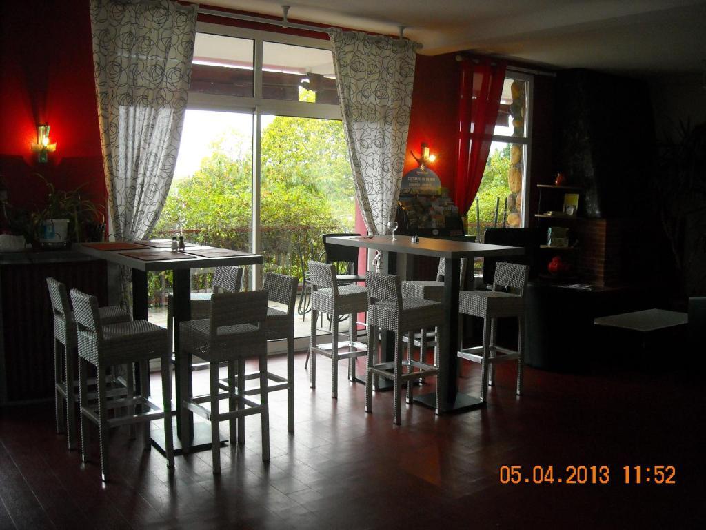 Logis Hotels - Hotel Et Restaurant Le Relais Des Garrigues Grisolles  Exterior foto